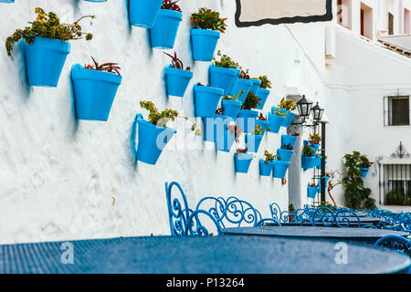 Fassade des Haus mit Blumen in blau Töpfe in Mijas, Andalusien, Spanien Stockfoto