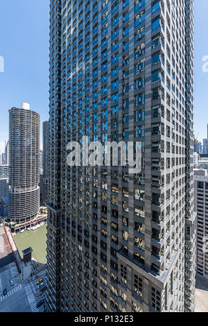 Detail von Leo Burnett Gebäude mit Marina City im Hintergrund Stockfoto