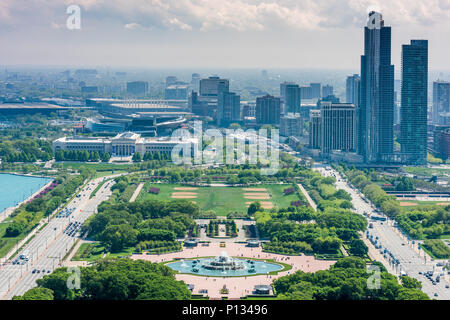 Luftaufnahme von Grant Park, Buckingham Fountain, und Lake Shore Drive Stockfoto