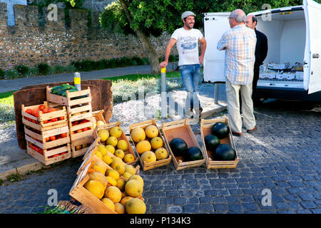 Samstag Bauernmarkt auf der Rua Dom Dinis Straße, neben Castelo de Beja/Schloss von Beja Beja, Alentejo, Portugal Stockfoto