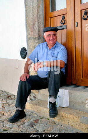 Älterer Mann für seine Frau, Marvão, Alentejo, Portugal warten Stockfoto