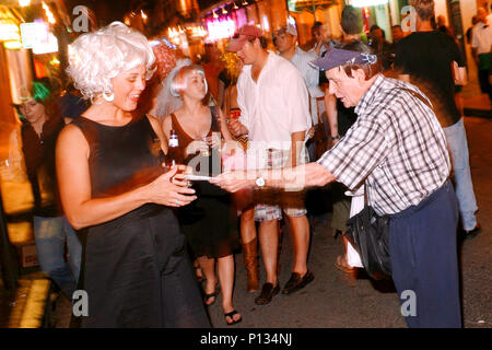 Austeilen von religiösen Broschüren, die Bourbon Street, French Quarter, New Orleans, Louisiana, USA Stockfoto