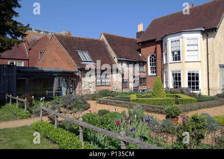 Tudor Haus und Garten Stockfoto