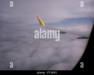 Aus dem Bullauge eines Verkehrsflugzeugs, von Valencia nach Rom links in den frühen Morgenstunden gesehen Stockfoto