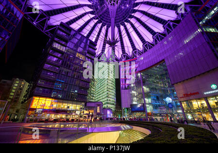 Berlin, Deutschland - 5 April, 2017: das Sony Center in Berlin bei Nacht mit blauen Lichtern an der Decke Stockfoto