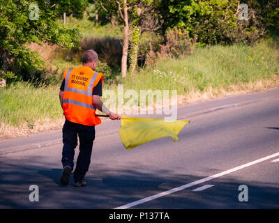 Kurs Marschall mit gelben Flagge, Isle of Man TT 2018. Tourist Trophy Straße Rennen, Mountain Course Stockfoto