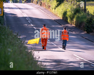 Kurs Marschall mit gelben Flagge, Isle of Man TT 2018. Tourist Trophy Straße Rennen, Mountain Course Stockfoto