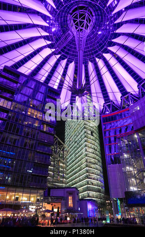 Berlin, Deutschland - 5 April, 2017: das Sony Center in Berlin bei Nacht mit blauen Lichtern an der Decke Stockfoto