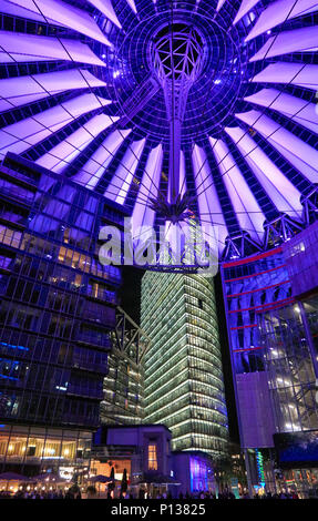 Berlin, Deutschland - 5 April, 2017: das Sony Center in Berlin bei Nacht mit blauen Lichtern an der Decke Stockfoto