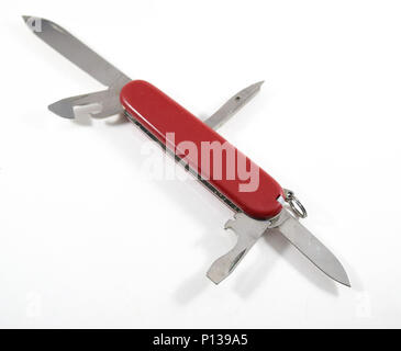 NEW YORK, NY - 19. APRIL 2016: Rot multipurpose Schweizer Armee Messer mit Tools ergänzt (Messer, Flaschenöffner, Schraubendreher, etc.) - isoliert Stockfoto