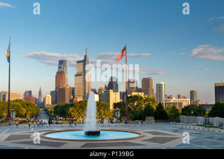 Philadelphia Skyline und Ben Franklin Parkway von Philadelphia Museum der Kunst bei Sonnenuntergang, Philadephia, Pennsylvania, USA Stockfoto