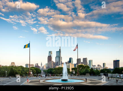 Philadelphia Skyline und Ben Franklin Parkway von Philadelphia Museum der Kunst bei Sonnenuntergang, Philadephia, Pennsylvania, USA Stockfoto