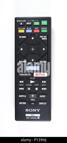 NEW YORK, NY - 29. APRIL 2016: Schwarz Sony TV-Fernbedienung clicker mit Netflix-Taste - isoliert Stockfoto