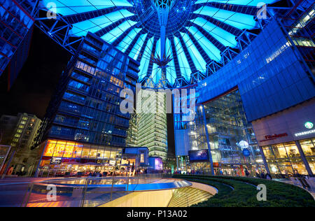 Berlin, Deutschland - 5 April, 2017: das Sony Center in Berlin bei Nacht mit blauen Lichtern an der Decke Stockfoto