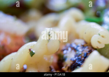 Extreme closeup Makro des strozzapreti geformte Nudeln mit Gemüse Stockfoto