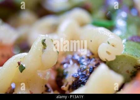 Extreme closeup Makro des strozzapreti geformte Nudeln mit Gemüse Stockfoto