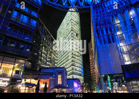 Berlin, Deutschland - 5 April, 2017: das Sony Center in Berlin bei Nacht mit blauen Lichtern an der Decke Stockfoto