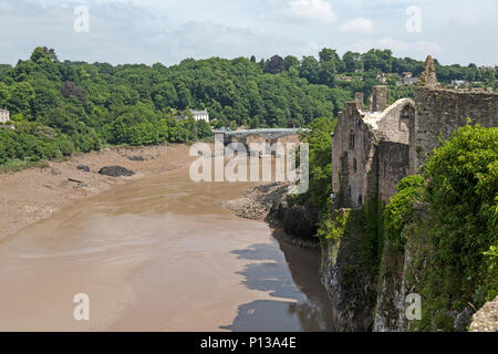 Blick von den Mauern von Chepstow Castle in Wales, den Fluss Wye, mit dem Alten Wye Bridge oder Town Bridge, in der Ferne. Stockfoto