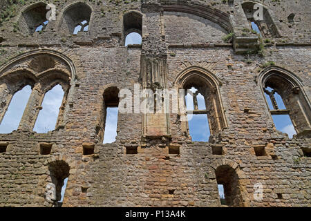 Chepstow Castle, das älteste erhaltene Post-römischen Stein Festung in Großbritannien. Über Klippen auf dem Fluss Wye gelegen, der Bau begann im Jahre 1067. Stockfoto