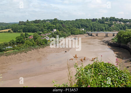 Blick von den Mauern von Chepstow Castle in Wales, den Fluss Wye, mit dem Alten Wye Bridge oder Town Bridge, in der Ferne. Stockfoto