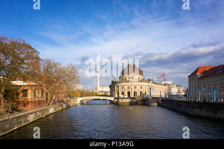 Berlin, Deutschland - 5 April, 2017: Blick von Bode Museum und Berliner Fernsehturm aus Eberbruecke Brücke in Berlin bei Sonnenuntergang Stockfoto