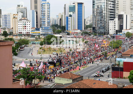 SAO PAULO, Brasilien - 22. MAI 2016: Demonstranten März gegen Brasilien die interims-Präsident Michel Temer am Largo da Batata, Pinheiros, Sao Paulo. Temer's Stockfoto