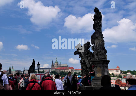Kruzifix auf der Karlsbrücke, Prag, Tschechische Republik Stockfoto