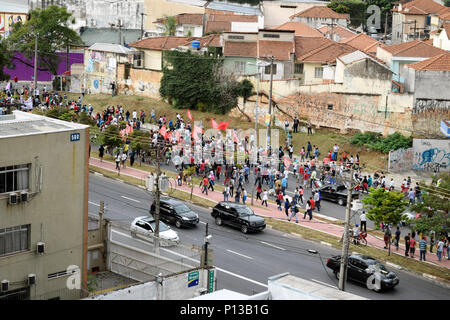 SAO PAULO, Brasilien - 22. MAI 2016: Demonstranten März gegen Brasilien die interims-Präsident Michel Temer am Largo da Batata, Pinheiros, Sao Paulo. Temer's Stockfoto
