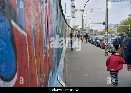 Berlin, Deutschland - 5. April 2017: Touristen sehen der Farben an der Eastside Gallery in Berlin. Stockfoto