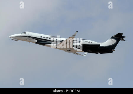 Embraer Legacy 600 Business Jets fliegen nach dem Abheben Stockfoto