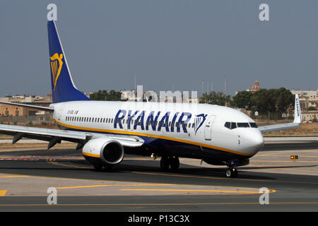 Boeing 737-800 commercial Passenger Jet vom Low Cost Airline Ryanair Rollen auf Rollbahn am Flughafen Malta. Massentourismus und günstige Flugreisen. Stockfoto