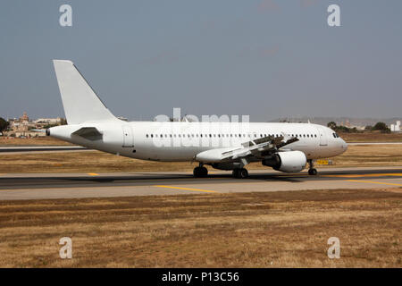 Airbus A320 commercial Passenger Jet Flugzeug rollt auf einem taxiway nach der Landung. Proprietäre Details gelöscht und keine Personen sichtbar. Luftverkehr. Stockfoto
