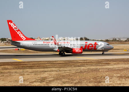 Boeing 737-800 (737 NG oder Next Generation) Flugzeug der britischen Low Cost Airline Jet2 bei der Ankunft in Malta das Rollen. Budget Air Travel. Stockfoto