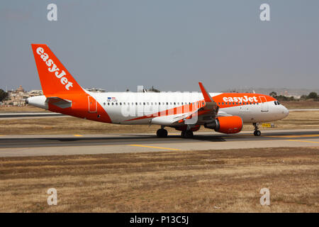 Airbus A320 Flugzeug von easyJet in Europa, eine Tochtergesellschaft der Low Cost Airline EasyJet, bei der Ankunft in Malta. Britische Fluglinien, die EU und Brexit. Stockfoto