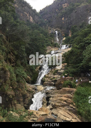 Ravana fällt oder Ravana Ella Wasserfällen ist ein beliebter Sehenswürdigkeiten Attraktion in der Nähe von Ella Sri Lanka. Stockfoto