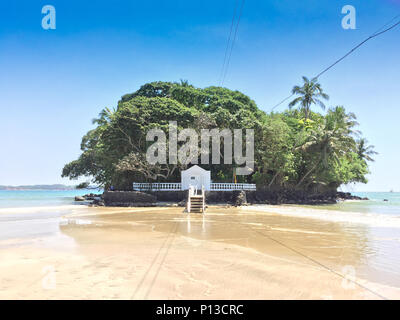 Taprobane Island Bay Strand in Weligama, Sri Lanka Stockfoto