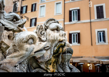 Mythische Figuren von Triton und Meerestiere an der Fontana del Moro/Moor Brunnen auf der Piazza Navona, Rom; orange Wand, Fenster mit Rollläden Stockfoto