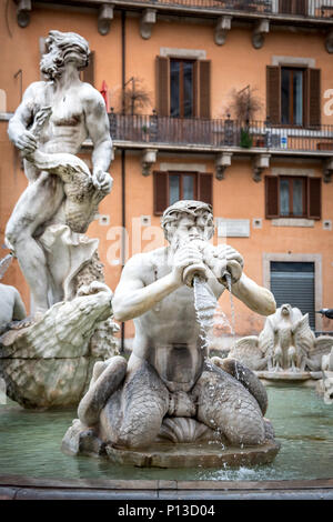 Fontana del Moro Fourntain/Moor Brunnen auf der Piazza Navona Rom; das Moor Skulptur von Bernini steht, ein Triton weht, Wasser, orange Wand w/Fensterläden Stockfoto