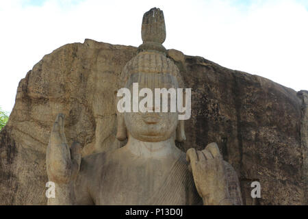 Aukana standing Buddha Statuen des Buddha in der Nähe von kekirawa im Norden Sri Lanka Stockfoto