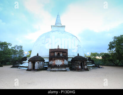 Kiri Vihara Stupa bei Sonnenuntergang in Giritale, Sri Lanka Stockfoto