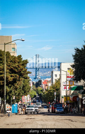Straße hinunter, Pacific Avenue in Chinatown, San Francisco, Oakland Bay Bridge in der Ferne, und Oakland im Hintergrund. Stockfoto