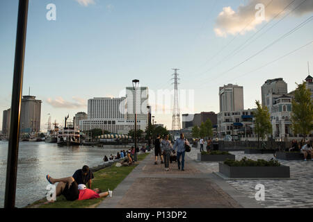 Sonnenuntergang an der Moonwalk Riverfront Park in New Orleans, Louisiana, entlang des Mississippi River. Stockfoto