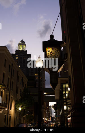 Die 1926 Whitney Bank Clock auf Saint Charles Avenue in New Orleans, Louisiana, in der Dämmerung. Dieses historische Zeitmesser wurde von Mc Clintock-Loomis gemacht. Stockfoto