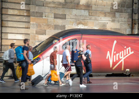 Die Fluggäste eine Klasse 390 Jungfrau neigezug Pendolino am Gleis eins von Glasgow Central Stockfoto