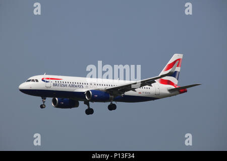 British Airways Airbus A320-232 Jet G-EUYO auf seiner endgültigen Ansatz, wie er kommt in Edinburgh am Flughafen zu landen Stockfoto