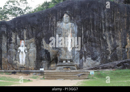 Buduruwagala ist eine alte buddhistische Tempel in Sri Lanka. Die größte der ständigen Buddha Statuen ist 51 Fuß (16 m) von Kopf bis Fuß Stockfoto