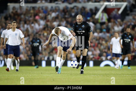 England's Andrew Flintoff (links) und Welt XI ist Eric Cantona (rechts) Kampf um den Ball während der UNICEF Fußball Hilfe Spiel im Old Trafford, Manchester. Stockfoto