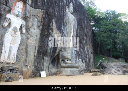 Buduruwagala ist eine alte buddhistische Tempel in Sri Lanka. Die größte der ständigen Buddha Statuen ist 51 Fuß (16 m) von Kopf bis Fuß Stockfoto