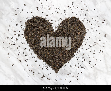 Herz aus Gunpowder Grüner Tee Blätter, auf Marmor Hintergrund. Kaffee lieben. Stockfoto