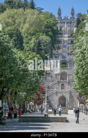 Berühmte große Treppe zu den Nossa Senhora dos Remedios Kirche in Lamego, Portugal. Stockfoto